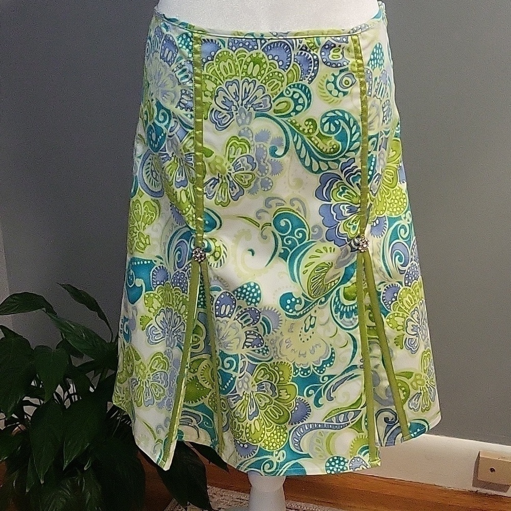 Vintage Ninety Skirt with Rhinestone Button and Ribbon Detail - Size 6